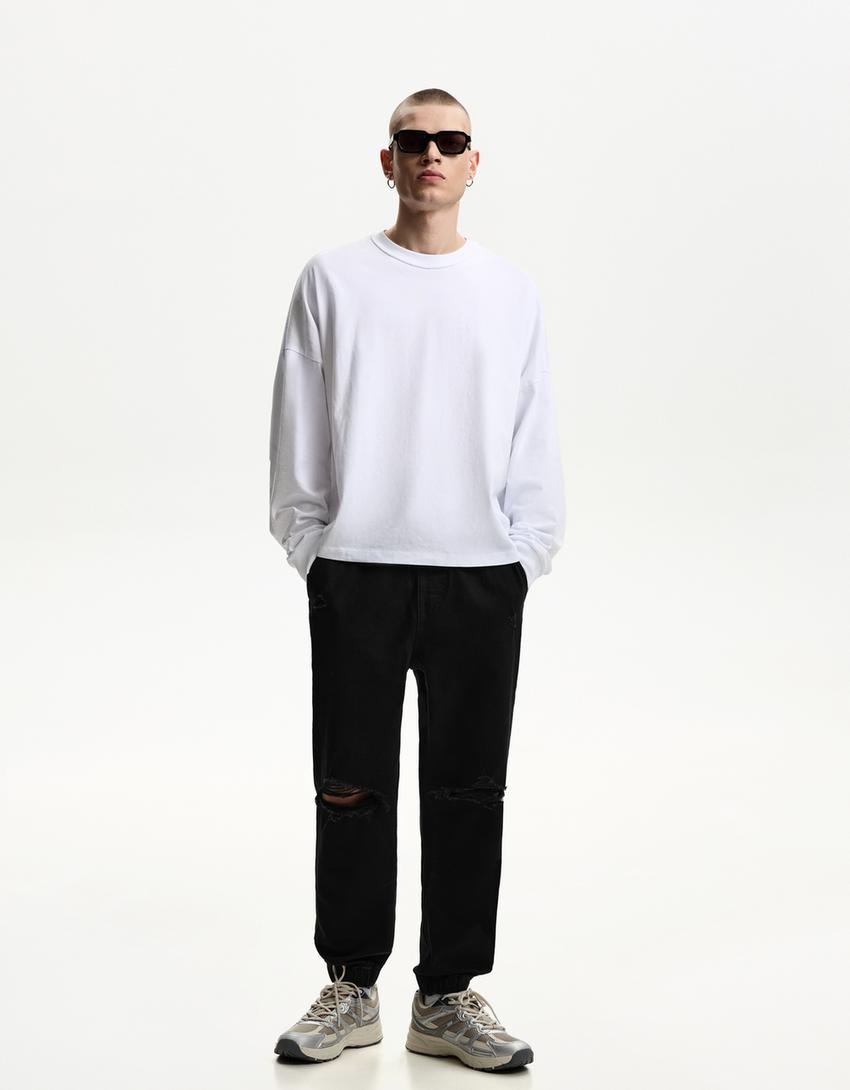 

Рваные джинсы-джоггеры Bershka, черный