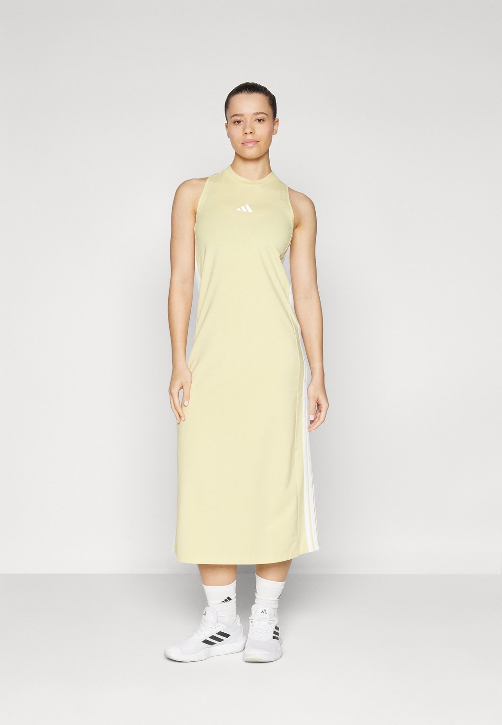 

Платье из джерси ESSENTIALS 3-STRIPES LONG RACERBACK adidas Sportswear, светло-желтый