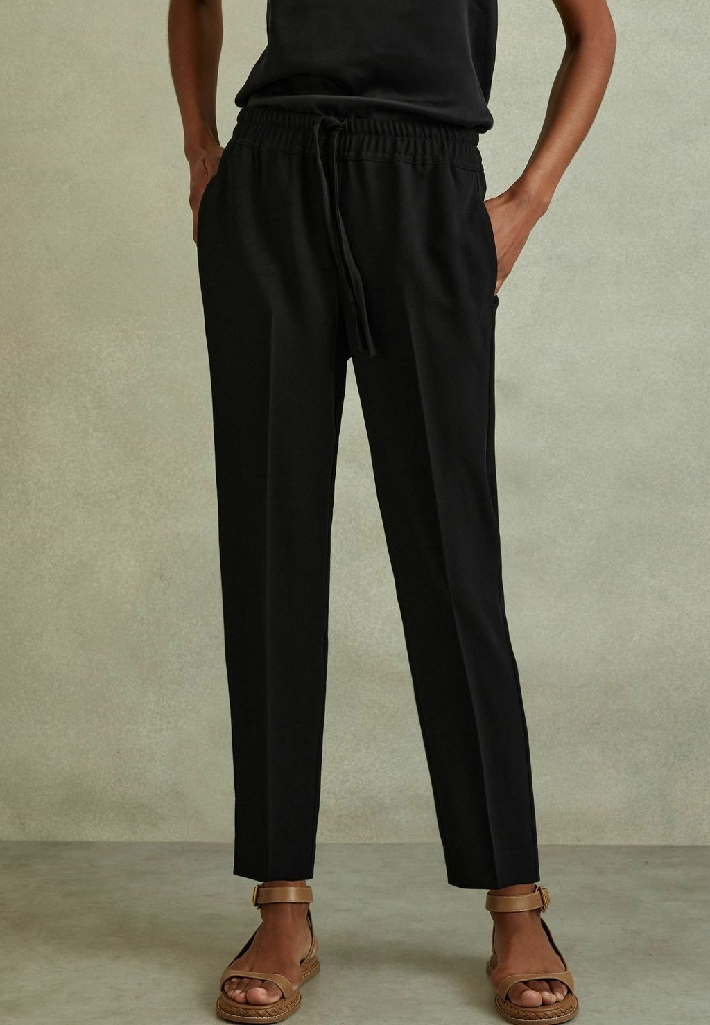 

Брюки REGULAR FIT-HAILEY Reiss, черный