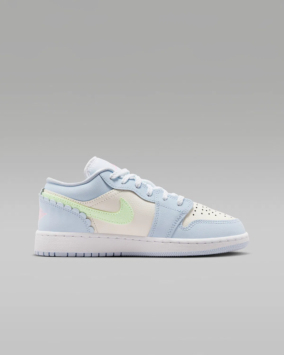 Кроссовки Big Kids' Air Jordan 1 Low SE, Half Blue/Sail/White/Vapor Green — фото 3