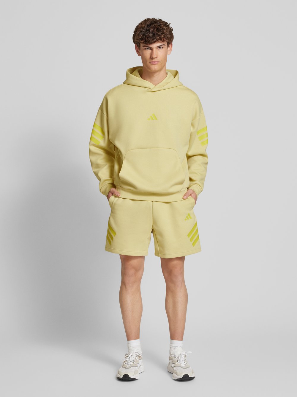 

Толстовка оверсайз с принтом этикетки ADIDAS SPORTSWEAR, светло-желтый