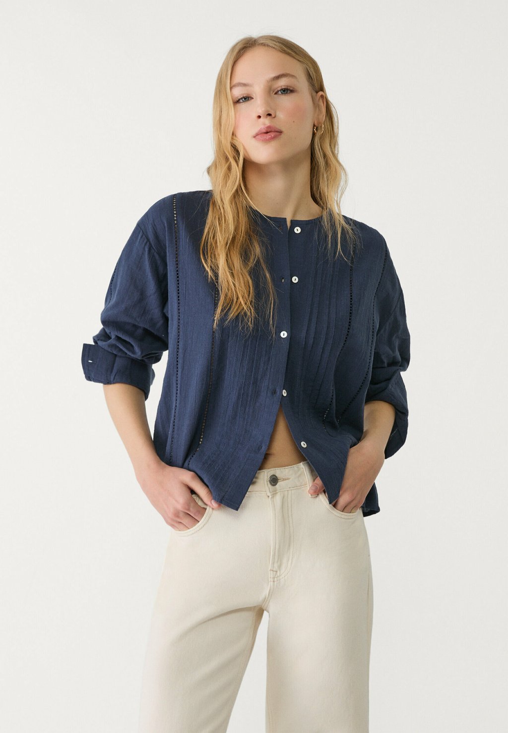 

Блуза FLOWING WITH TRIMS Stradivarius, темно-синий