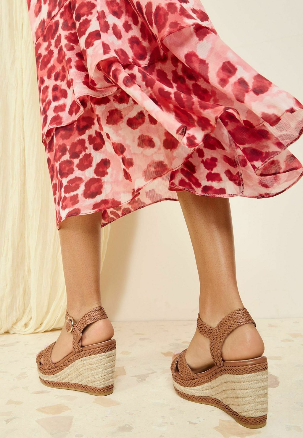 Босоножки на танкетке REGULAR FIT - High heeled sandals Friends Like These, коричневый — фото 4