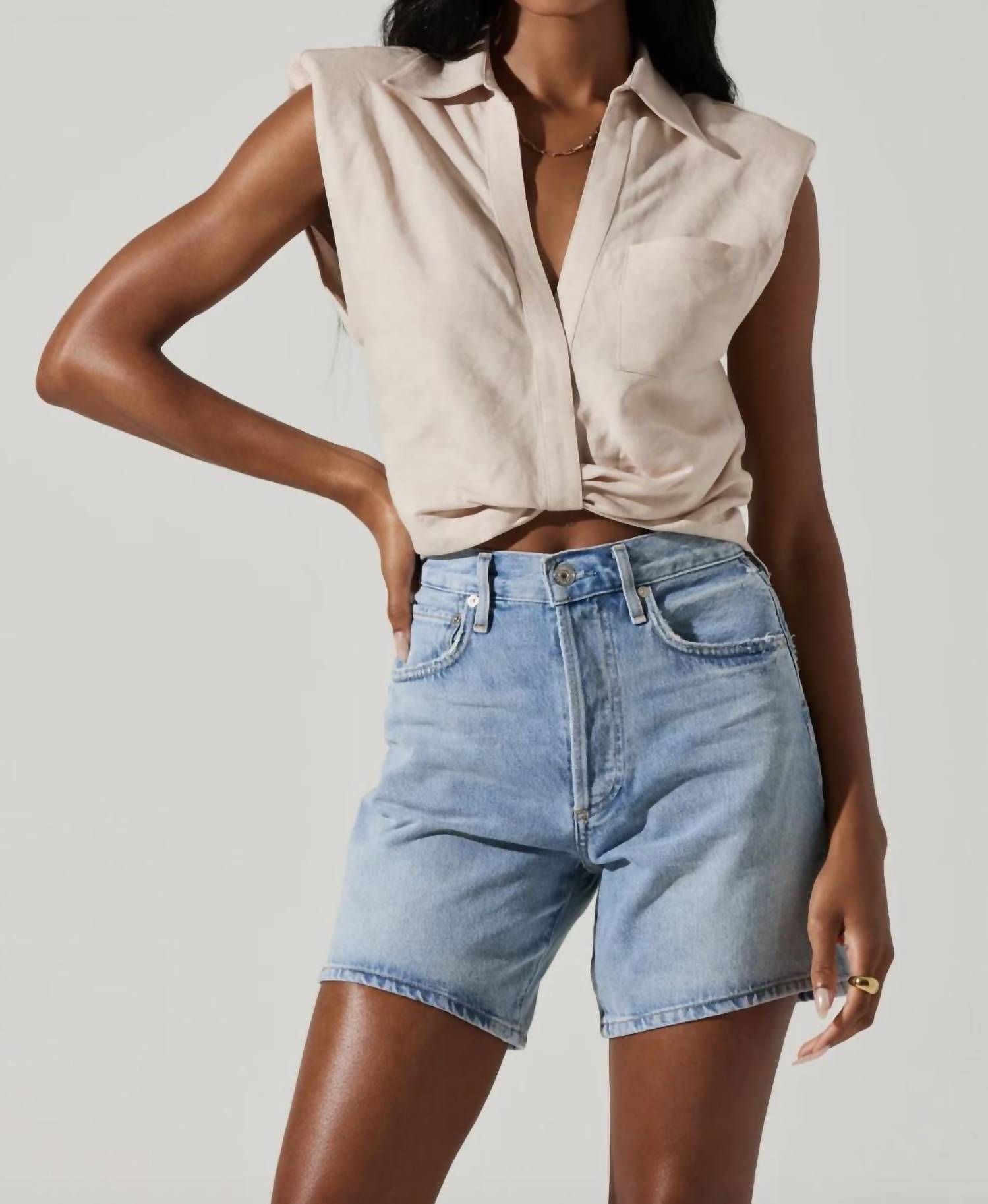 

Топ Kathlynn Front Twist в натуральном цвете ASTR, цвет natural