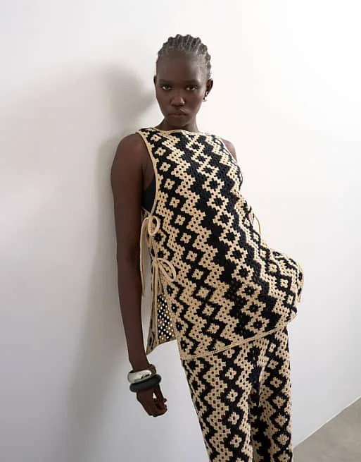 

Черно-бежевая трикотажная рубашка крючком Topshop