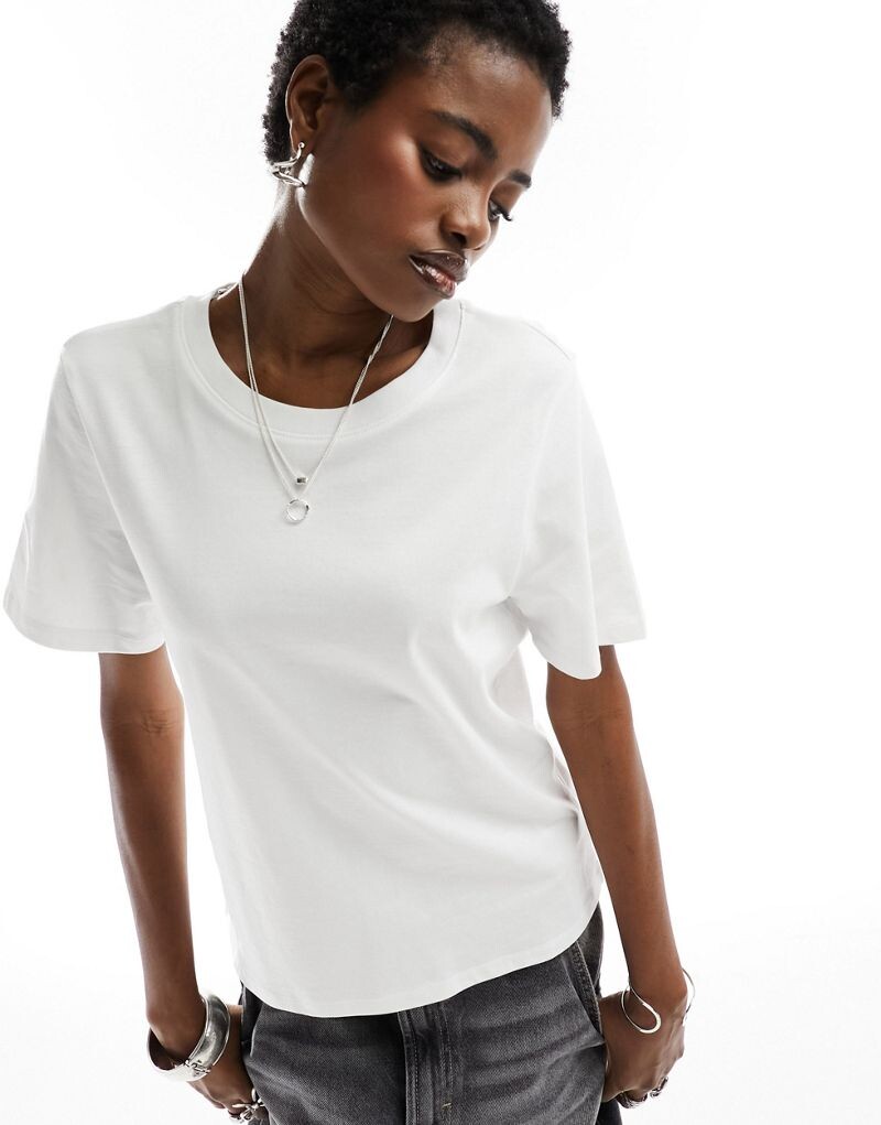 

Monki – белая футболка с короткими рукавами