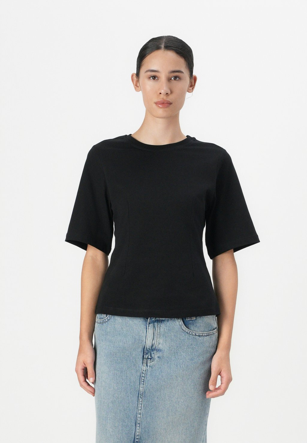 

Базовая футболка FITTED TEE Gina Tricot, черный