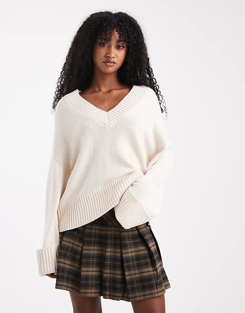 

Вязаный свитер Gina Tricot с V-образным вырезом и широкими рукавами кремового цвета