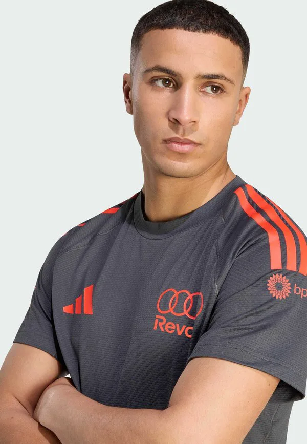 Футболка с принтом audi revolut f1 team mechanics Adidas Performance, Utility Black/Hi Res Red — фото 3