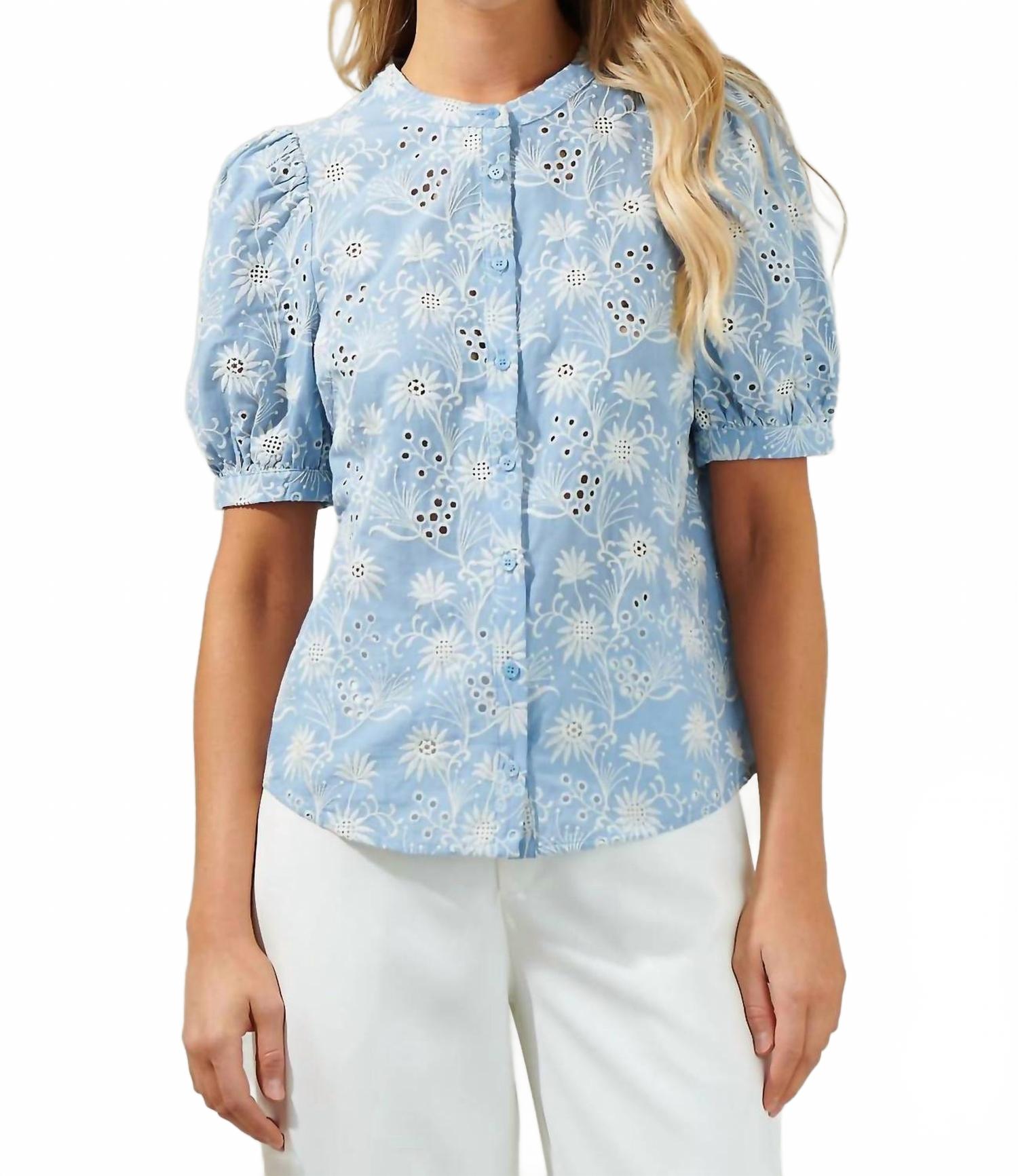 

Блуза Moonflower с пуговицами и кружевными вставками в светло-голубом цвете SUGARLIPS