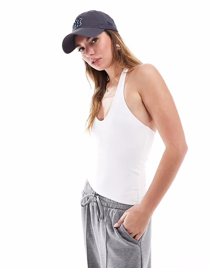 

Топ Cotton On на каждый день с V-образным вырезом и бретелью через шею белого цвета Cotton:On