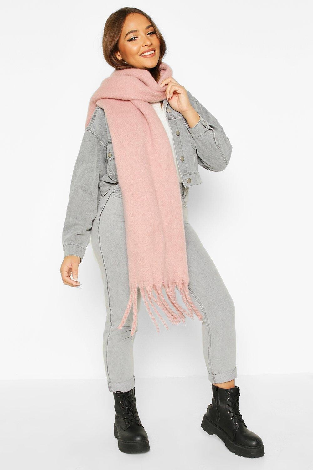 

Массивный шарф оверсайз с бахромой boohoo, розовый