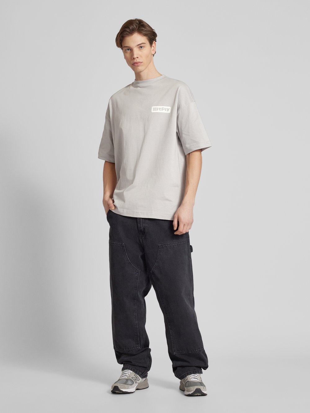 

Футболка оверсайз с этикеткой Multiply Apparel, светло-серый