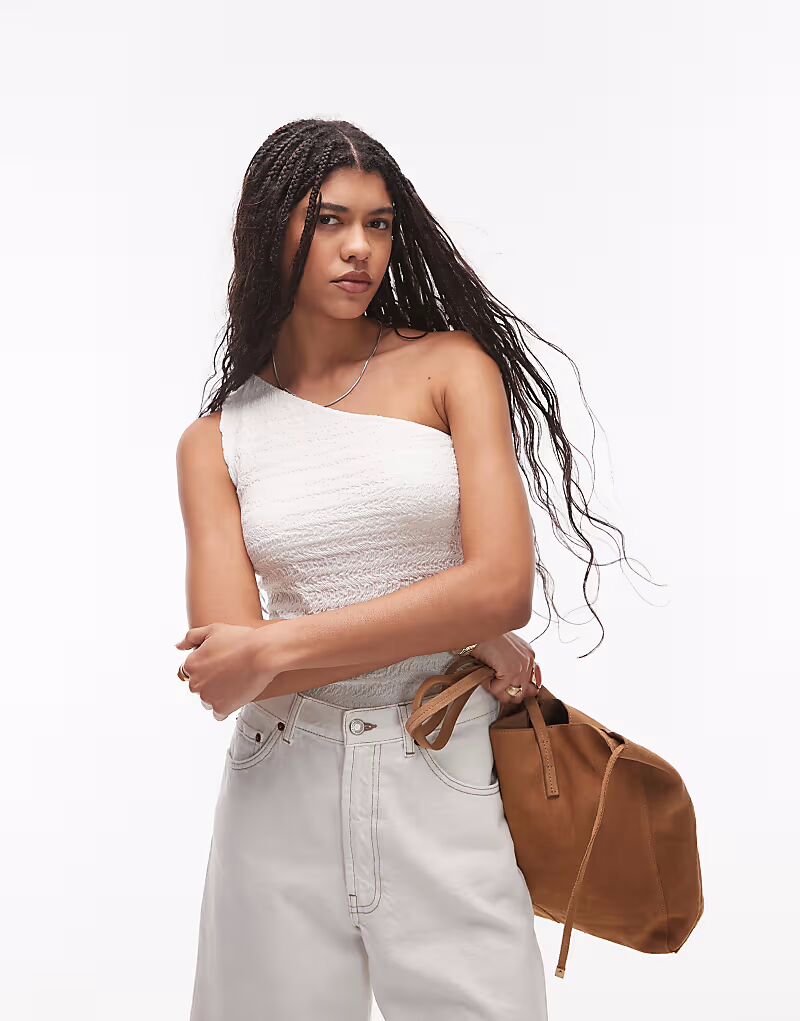 

Топ Topshop с жатым эффектом на одно плечо в цвете «кремовый»