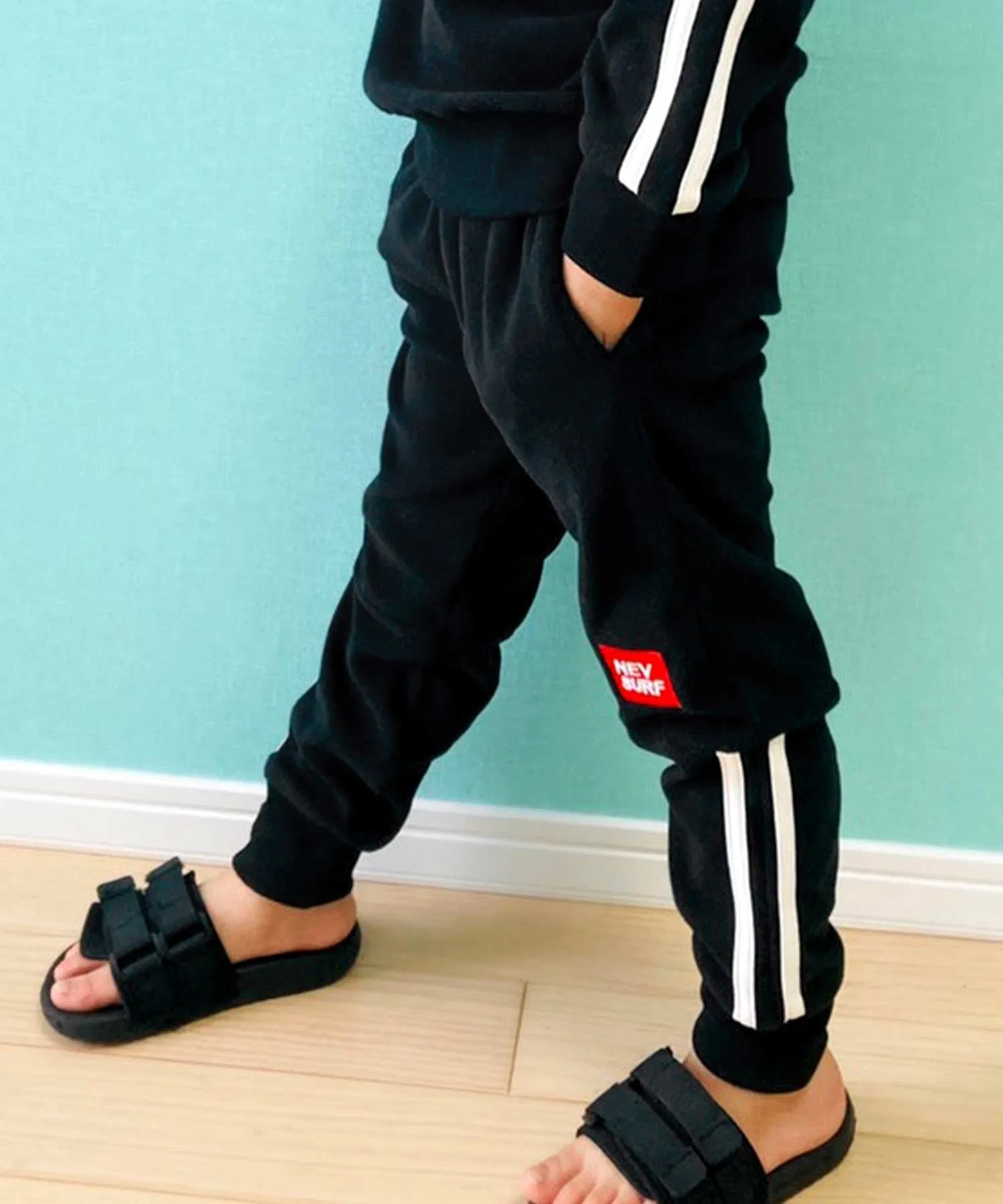 Детские флисовые брюки THE CASUAL NEV с контрастными вставками — фото 4