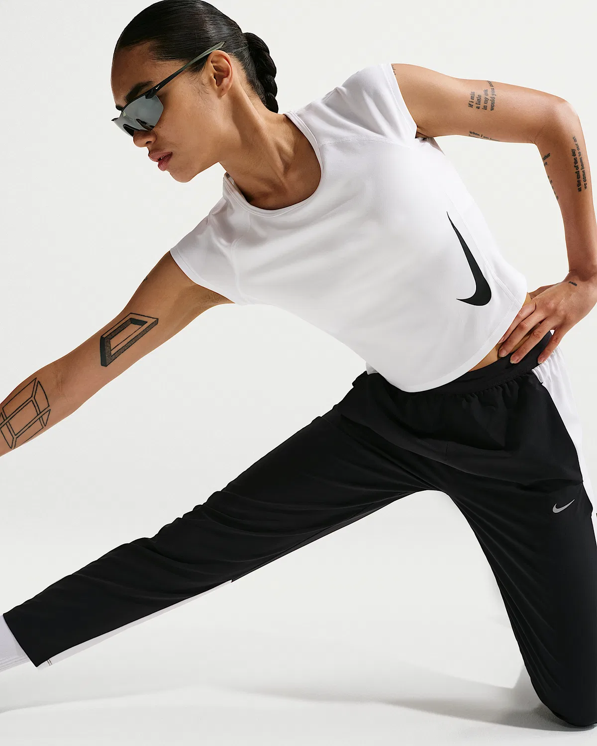 Женский топ для бега Nike Tempo Swoosh Dri-FIT с коротким рукавом, White/Photon Dust/Black — фото 3