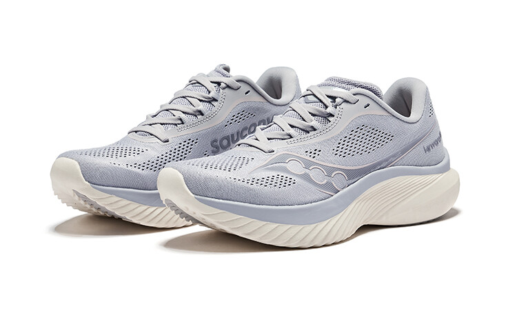 Кроссовки женские Kinvara 15 с низким верхом, сиреневые Saucony — фото 3