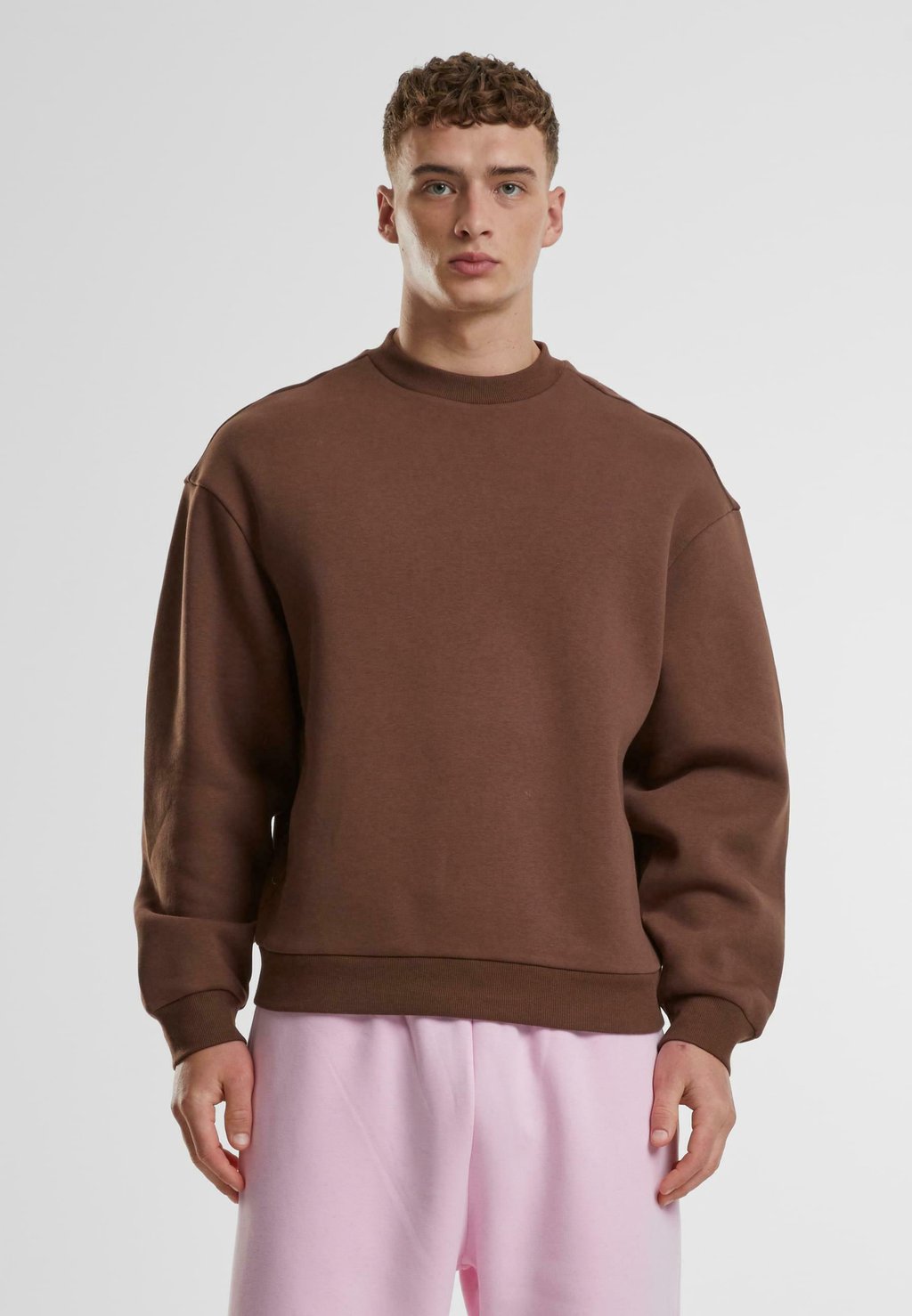 

Толстовка FLUFFY CREWNECK Urban Classics, коричневый