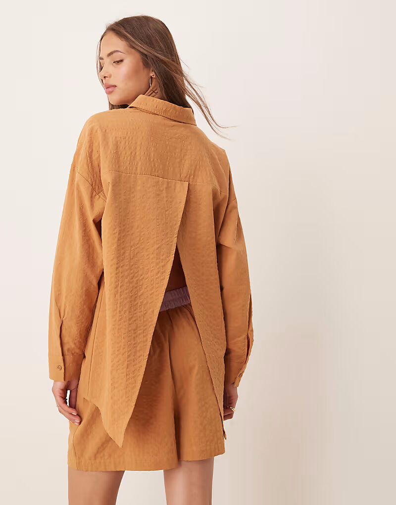 

Рубашка из сирсакера с открытой спиной в светло-коричневую полоску Asos Design