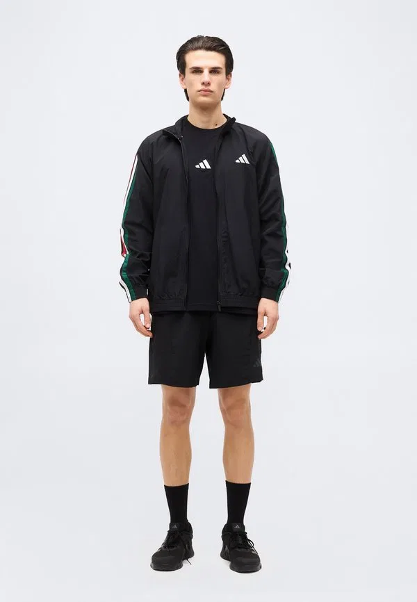 Спортивная куртка essentials с тремя полосками, тканая, тренировочная Adidas Sportswear, Black/Team Dark Green/White/Better Scarlet — фото 2