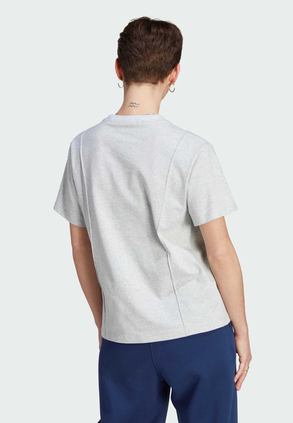 

Базовая футболка PREMIUM ESSENTIALS adidas Originals, светло-серый