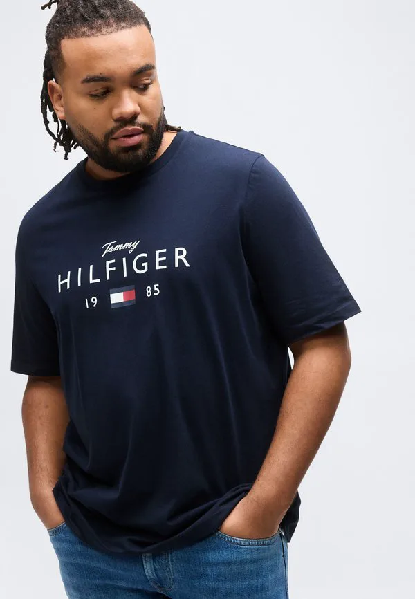 Футболка с принтом "люблю бренд" и большой футболкой Tommy Hilfiger, Desert Sky — фото 4