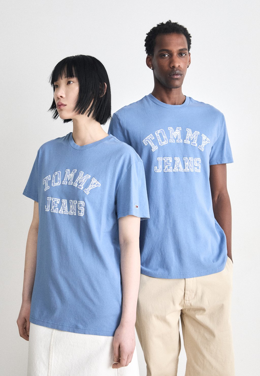 

Футболка с принтом PAISLEY COLLEGE TEE UNISEX Tommy Jeans, черный