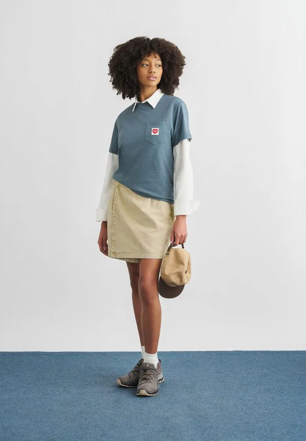 

Базовая футболка с карманным сердечком Carhartt Wip, Cozy Blue/Red, Красный, Базовая футболка с карманным сердечком Carhartt Wip, Cozy Blue/Red