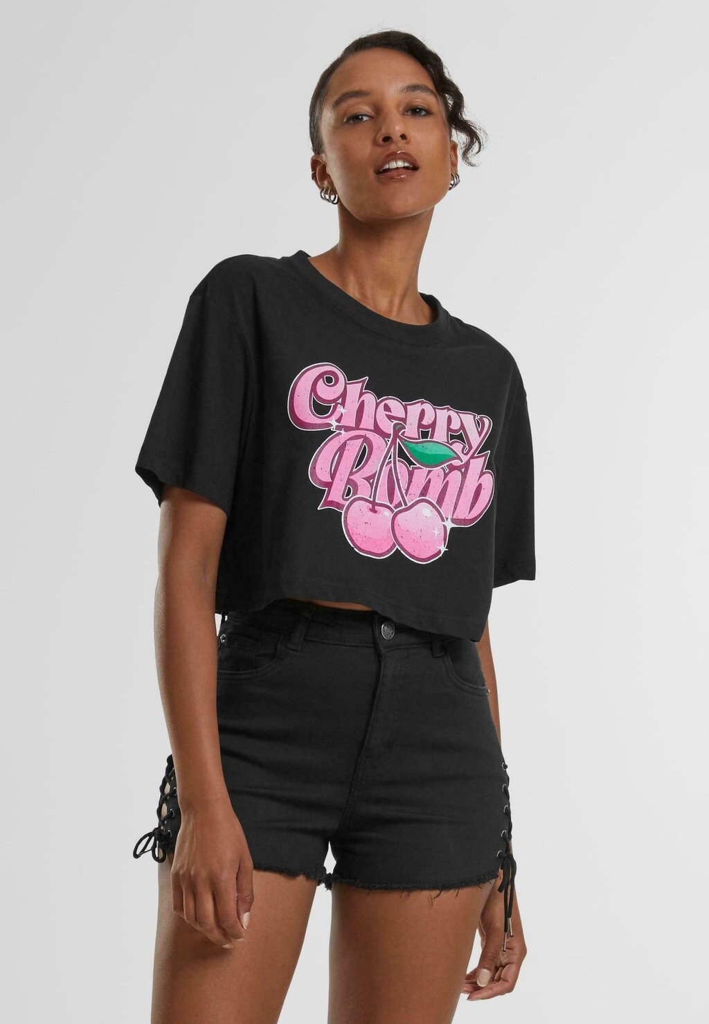 

Футболка с принтом CHERRY BOMB Mister Tee, черный