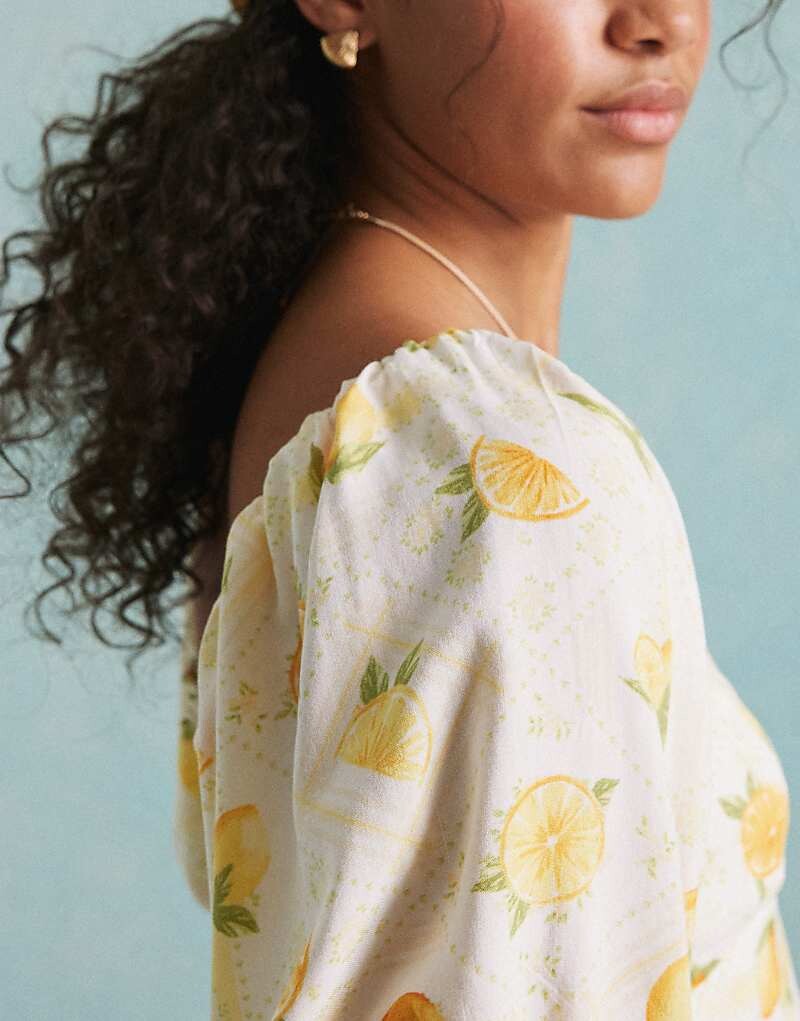 

Miss Selfridge – Многослойное мини-платье с завязками, декоративной строчкой и лимонным узором