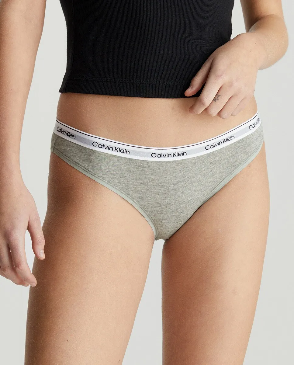 

Классические трусики с современным логотипом Calvin Klein, серый