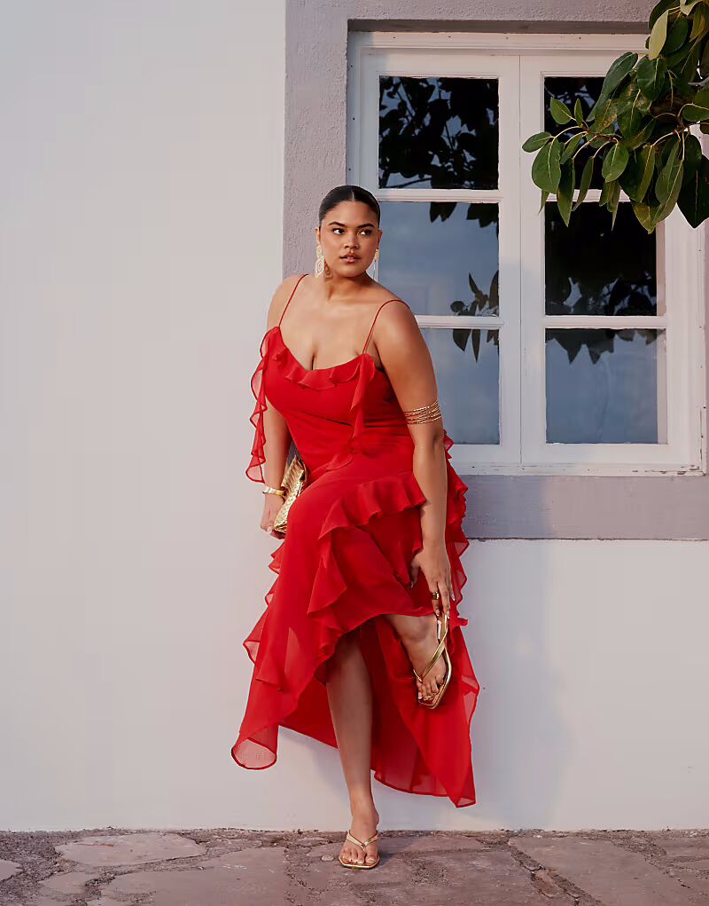 

Платье макси из шифона с текстурой ASOS DESIGN Curve и оборками красного цвета ASOS Curve
