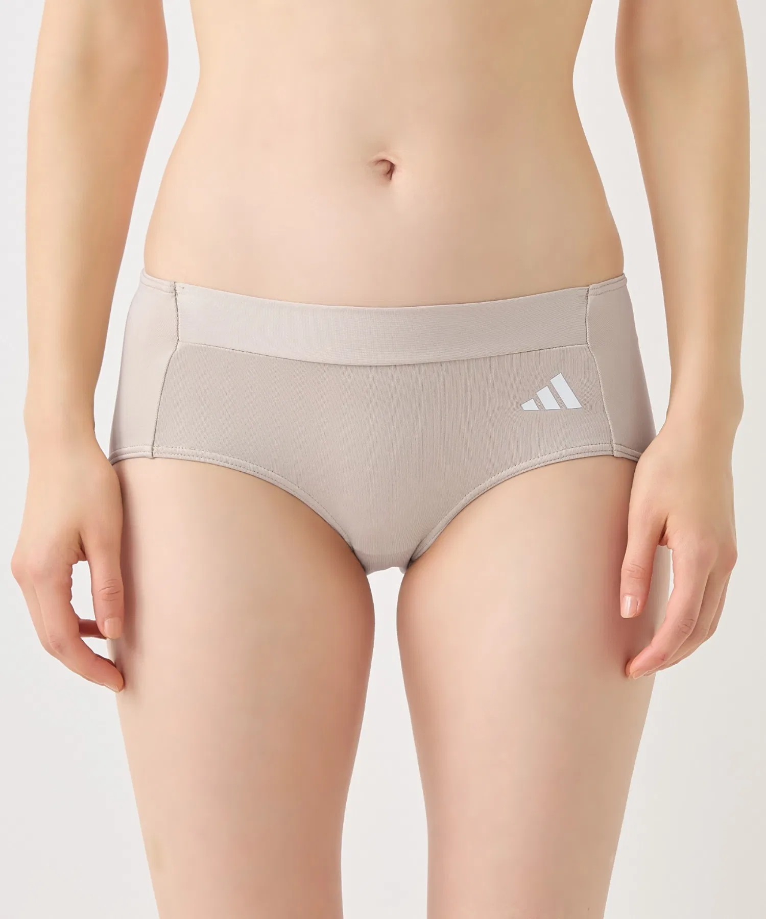 Полушорты adidas, влагоотводящие и быстросохнущие.
