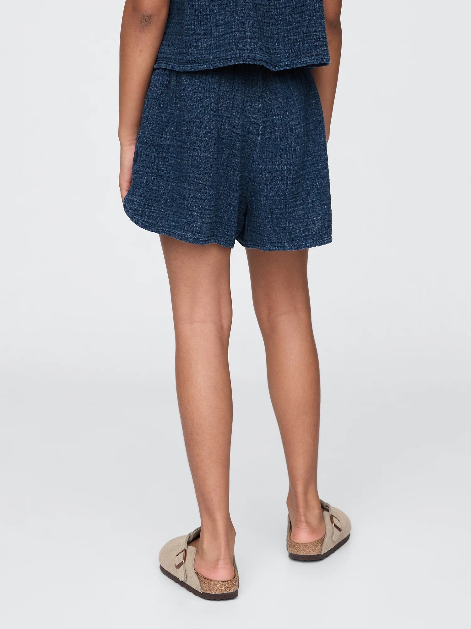 (K) Джинсовые шорты из жатой марли (детские) GAP, MEDIUM_WASH — фото 2