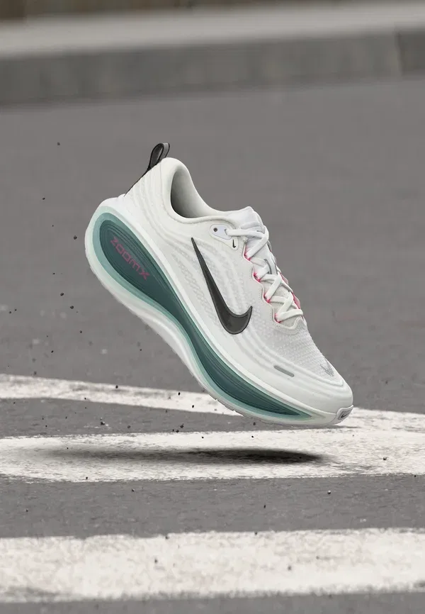 Кроссовки для бега по шоссе Nike Performance Vomero Plus, белый/черный/минеральный сланец/гипер-розовый/минерал/едва серый