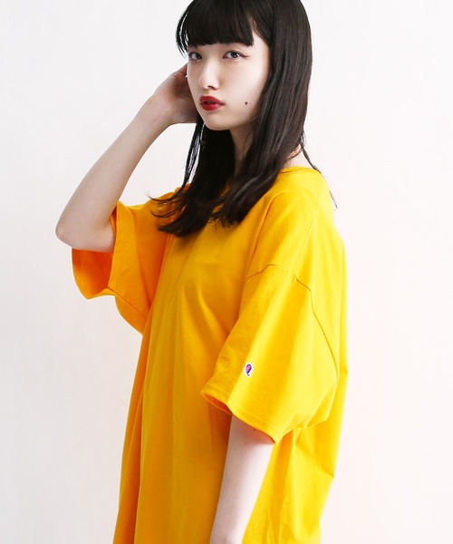 

Футболка оверсайз с коротким рукавом, круглым вырезом и нашивкой-логотипом Champion, золотая