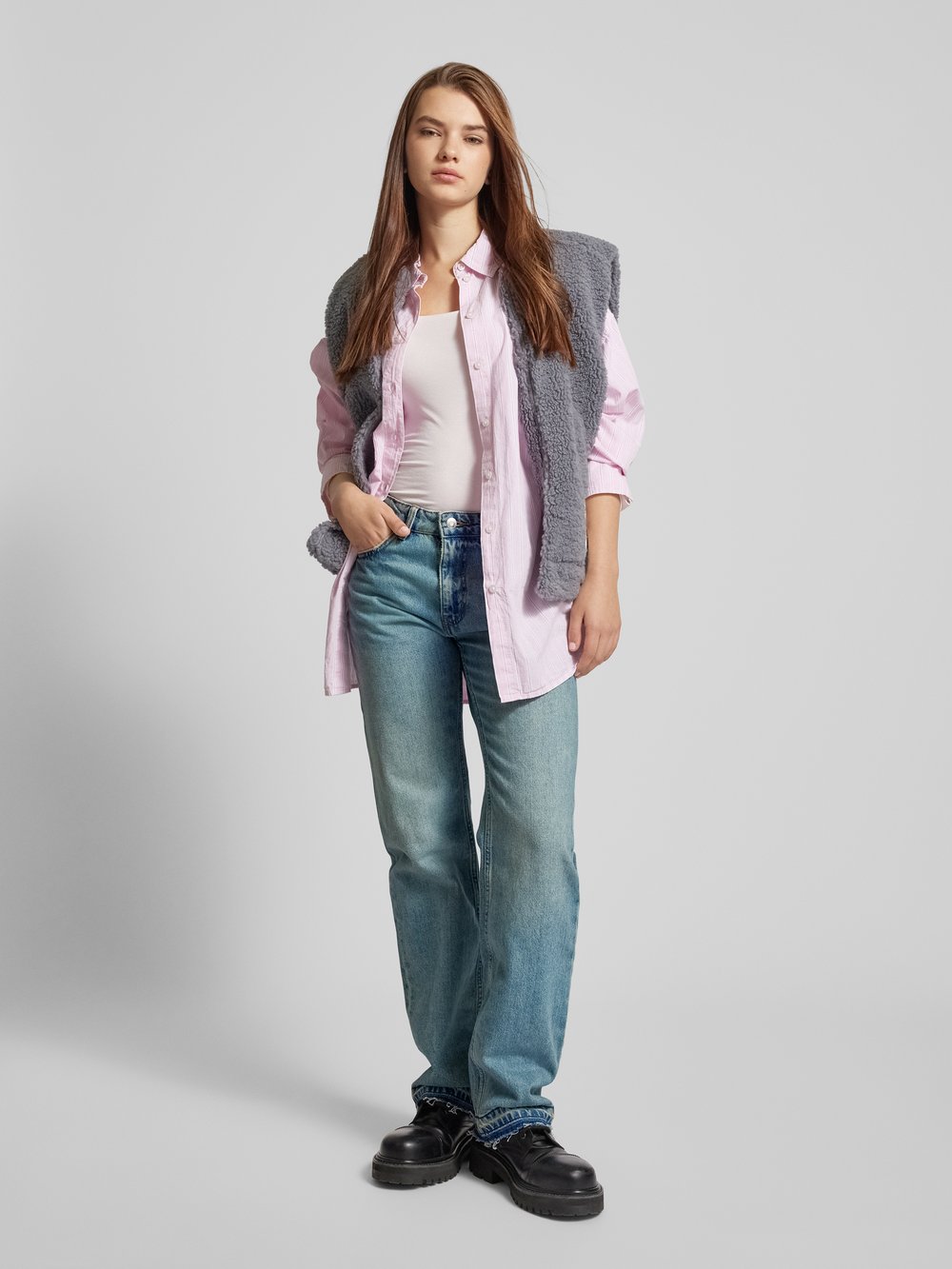 

Джинсы прямого кроя с пятью карманами Gina Tricot