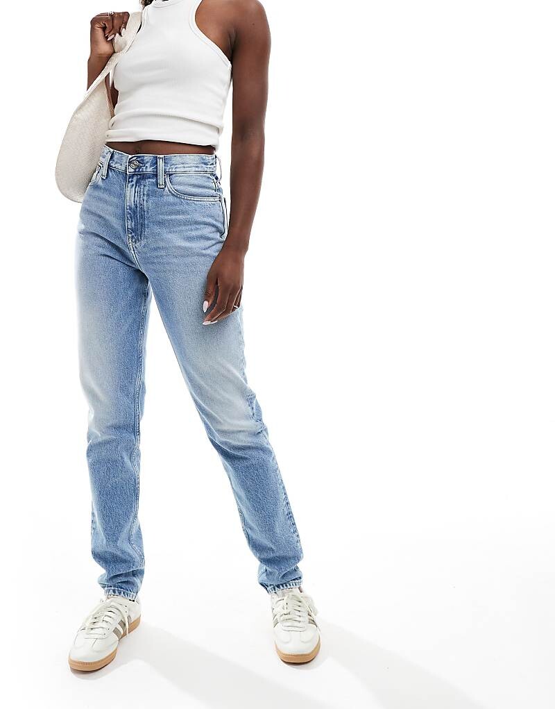 

Светлые джинсы мом Calvin Klein Jeans