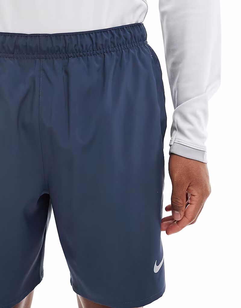 Шорты 2 в 1 Nike Running Challenger Dri-FIT 7 дюймов темно-синего цвета — фото 3