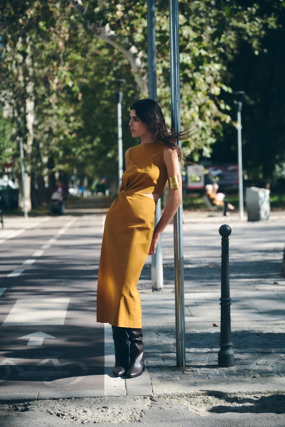 

Платье миди с вырезом ZARA, цвет mustard