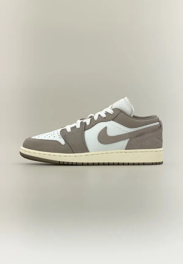 Кроссовки Air 1 Jordan, olive grey/enigma stone/summit white/pale ivory, оливково-серый/загадочный камень/вершинный белый/бледно-слоновая кость