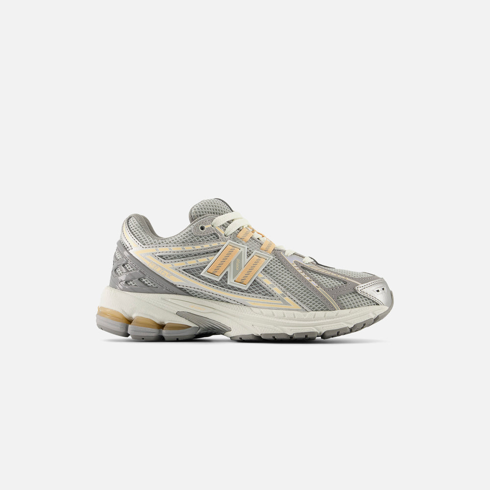 

Кроссовки New Balance GS 1906, цвет Silver Metallic/Peach