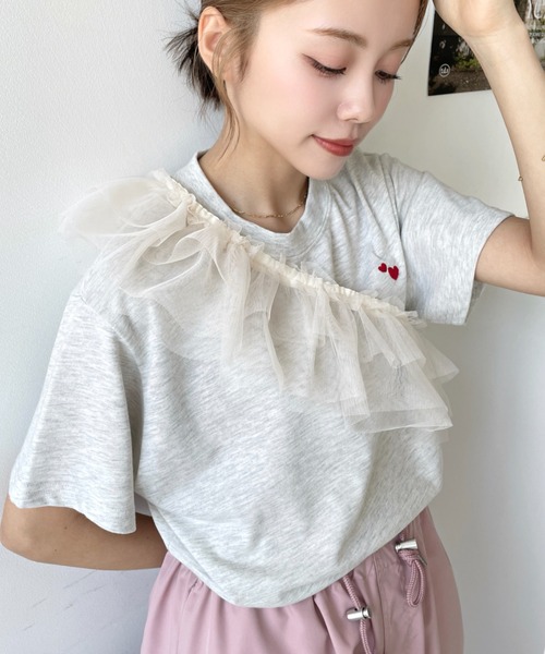

Футболка с короткими рукавами, вышивка в виде сердца, отделка оборками из тюля Moment+