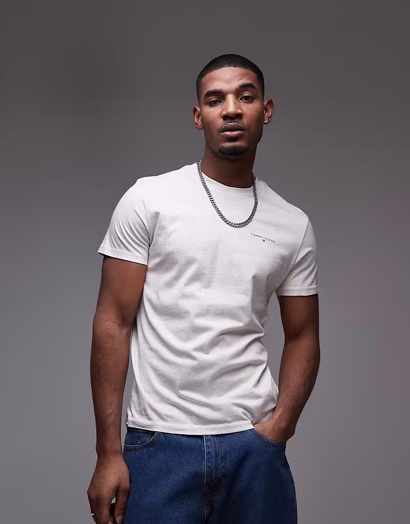 

Футболка Tommy Jeans с логотипом на груди в цвете овсяный вереск