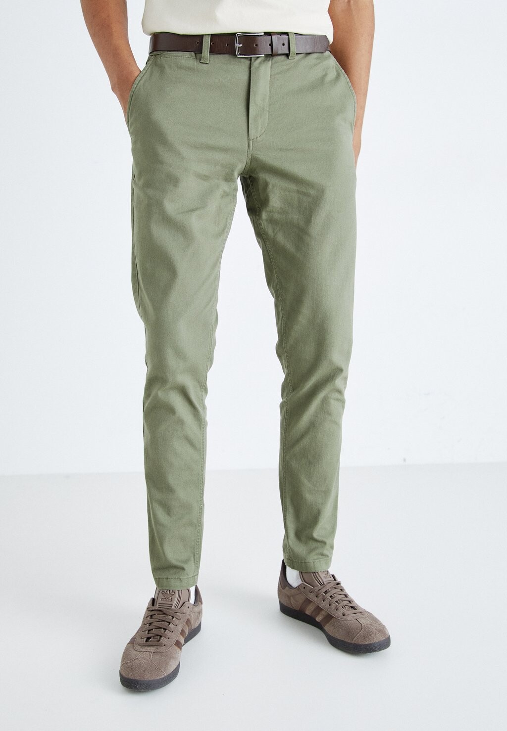 

Чино JPSTMARCO JJDAVE WITH BELT Jack & Jones, цвет dusty olive