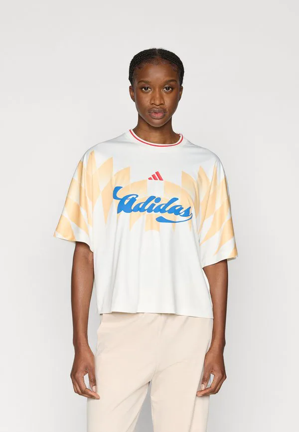 

Футболка с принтом "тиро" Adidas Sportswear, Off White/Pure Ruby/Ray Blue, Белый, Футболка с принтом "тиро" Adidas Sportswear, Off White/Pure Ruby/Ray Blue