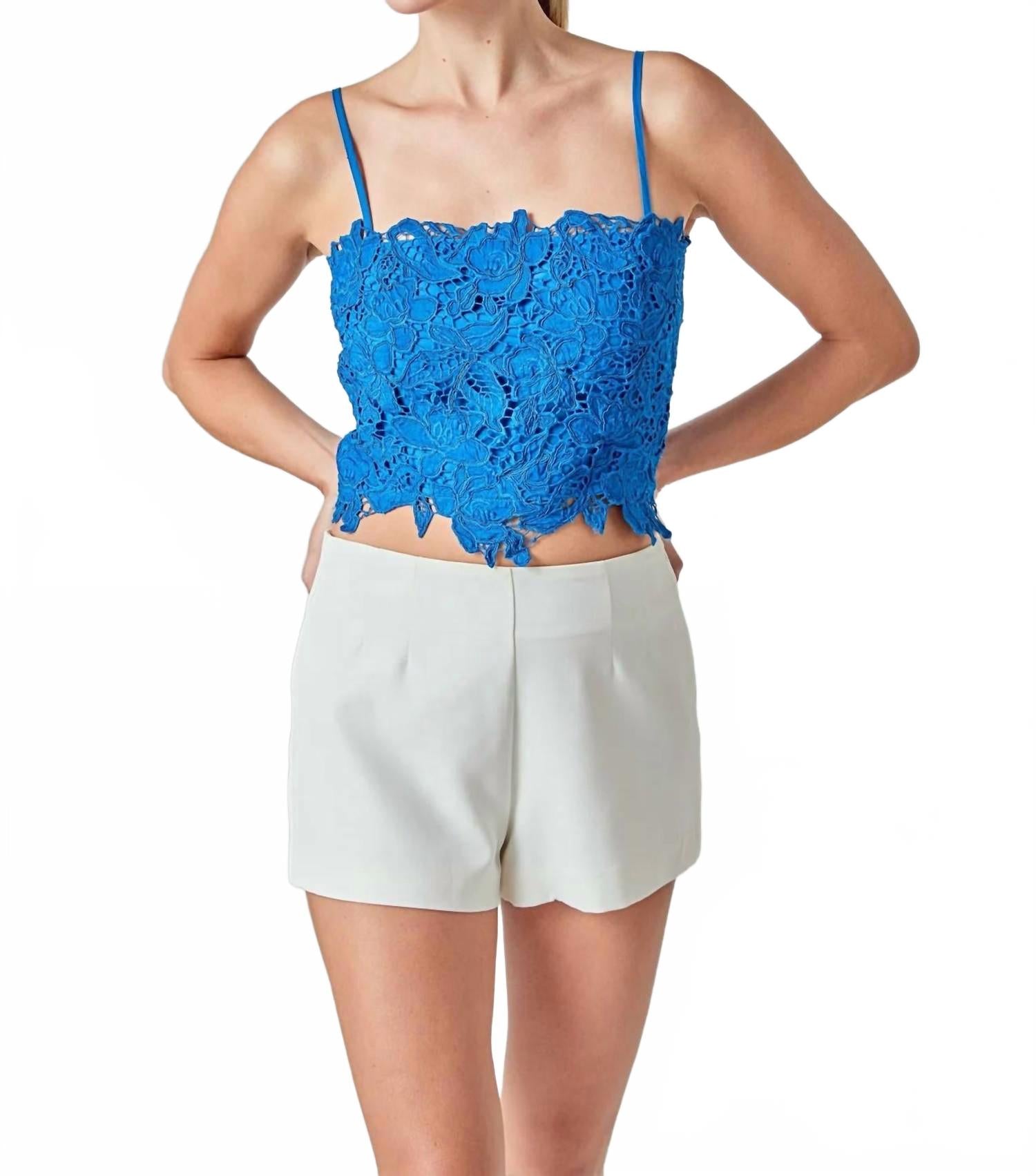 

Приталенный укороченный топ с кружевом в синих оттенках 2.7 AUGUST APPAREL