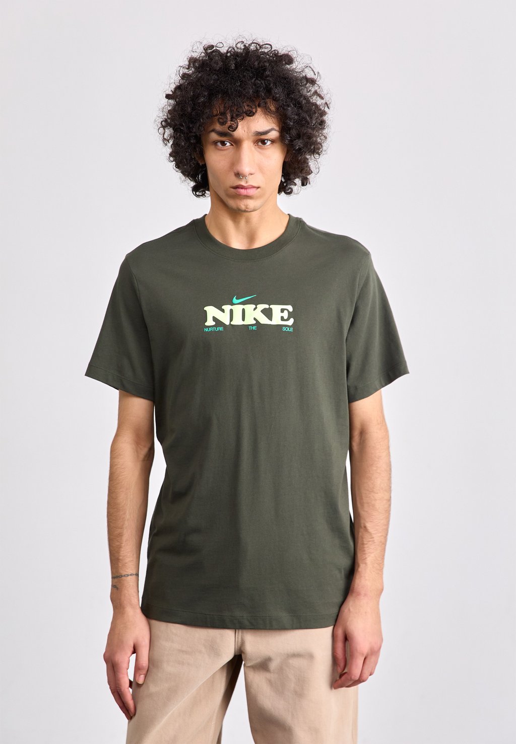 

Футболка с принтом TEE BLOOMING Nike Sportswear, оливковый