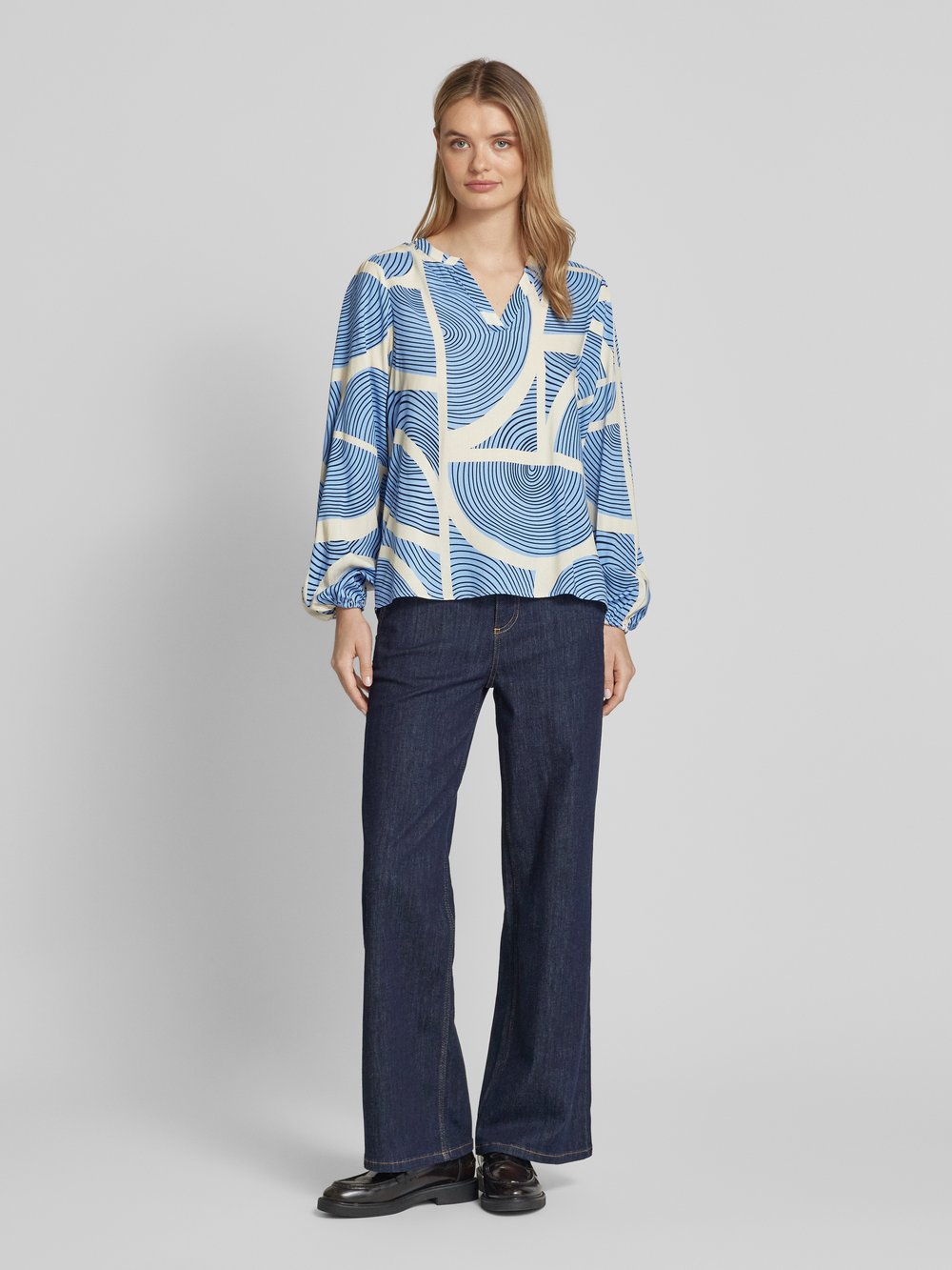 

Блузка приталенного кроя из вискозы с туникообразным воротником, модель «OLIVERA» Soyaconcept, светло-голубой