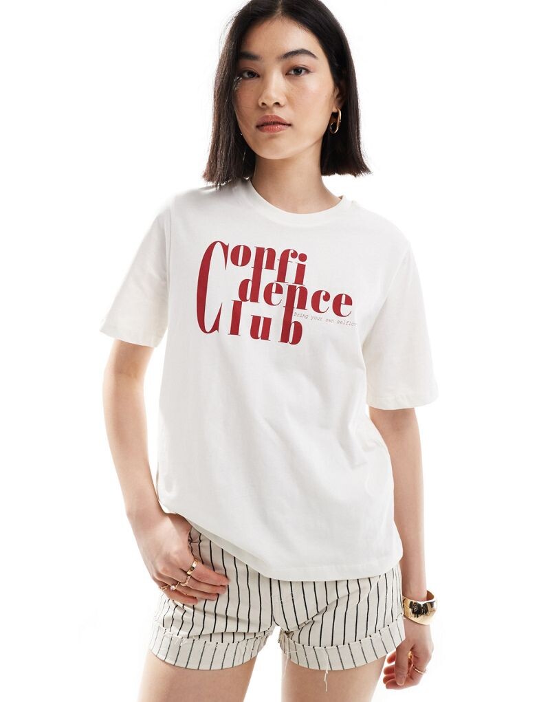 

Белая свободная футболка ONLY с принтом Confidence Club